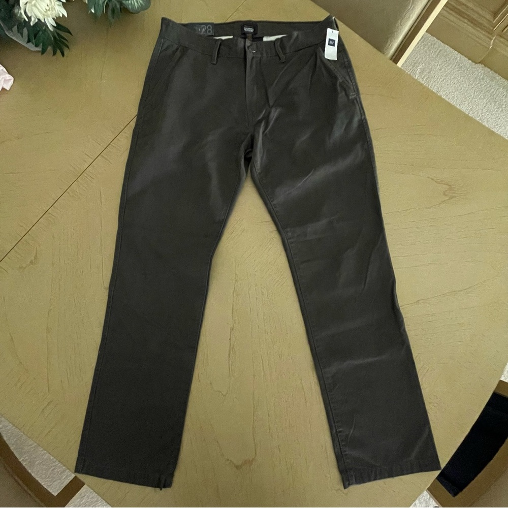 NWT Gap Lived-In Tapered Khakis 32x30 (Measures Preshrunk 28.5" Inseam)